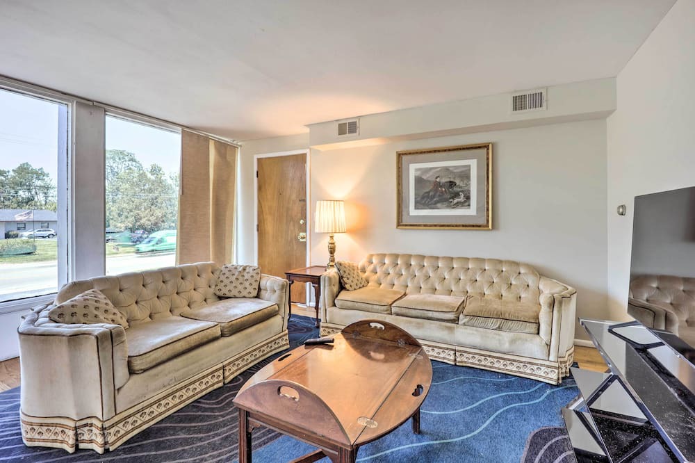 Photo of Livingroom in Highland Heights