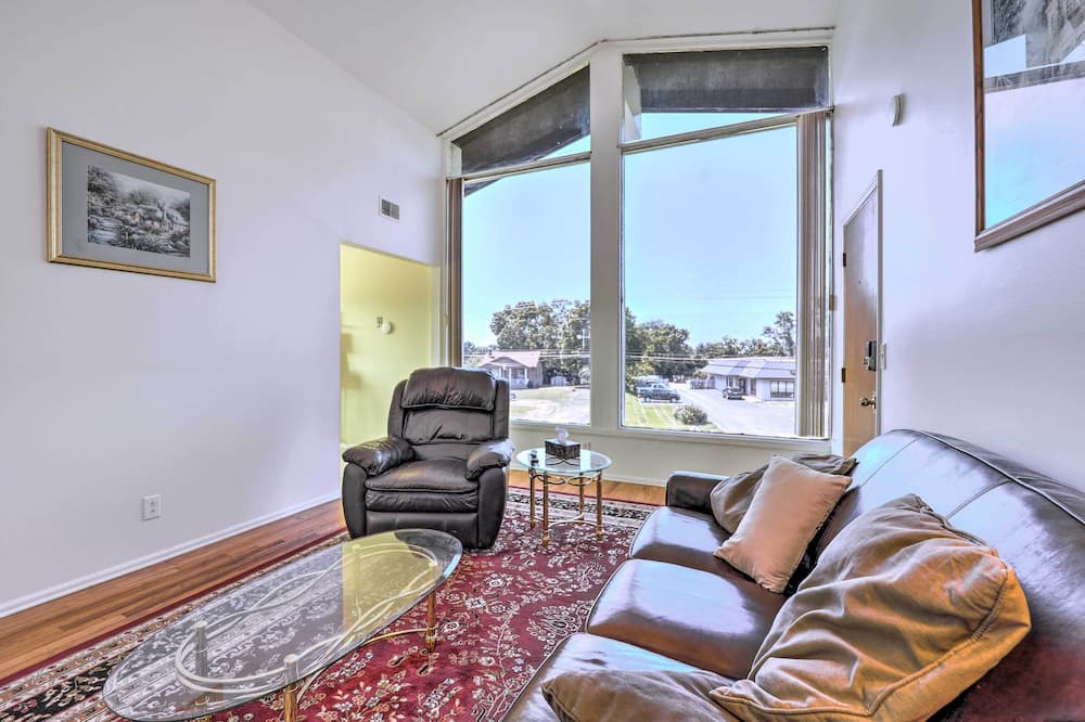 Photo of Livingroom in Highland Heights