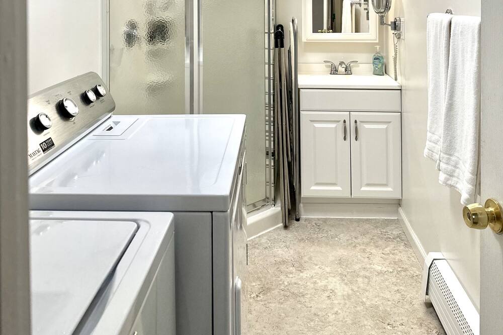 Photo of Bathroom in Hillside Lake
