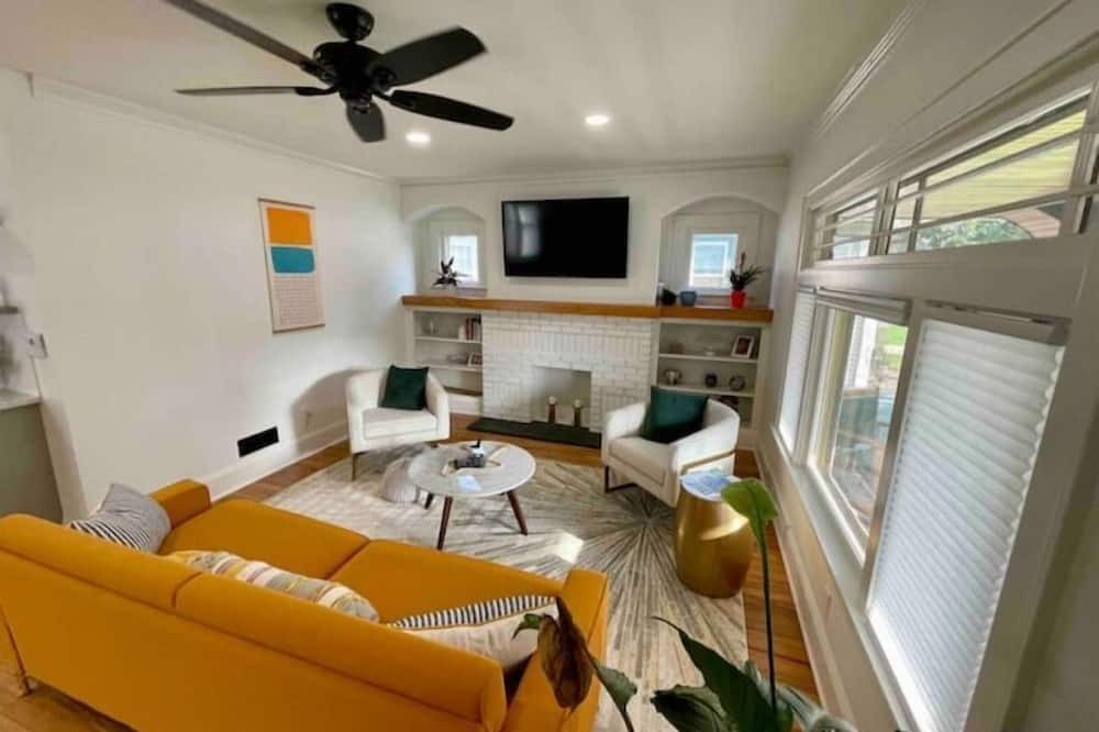 Photo of Livingroom in Kamm's Corners