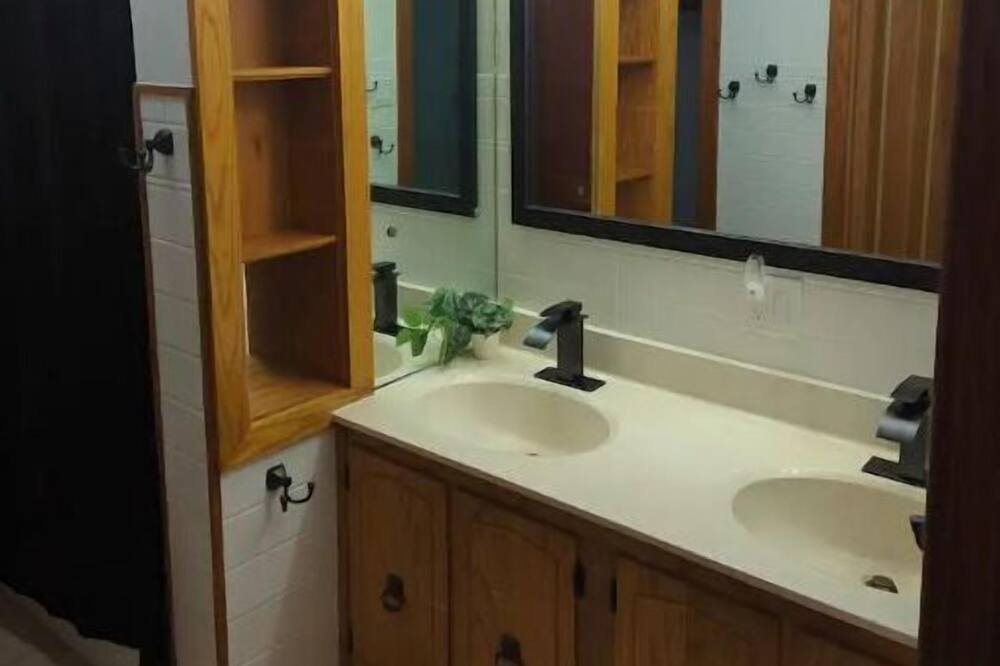 Photo of Bathroom in Saxton
