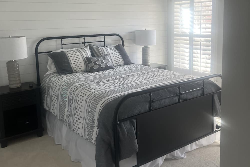 Photo of Bedroom in Edgewater