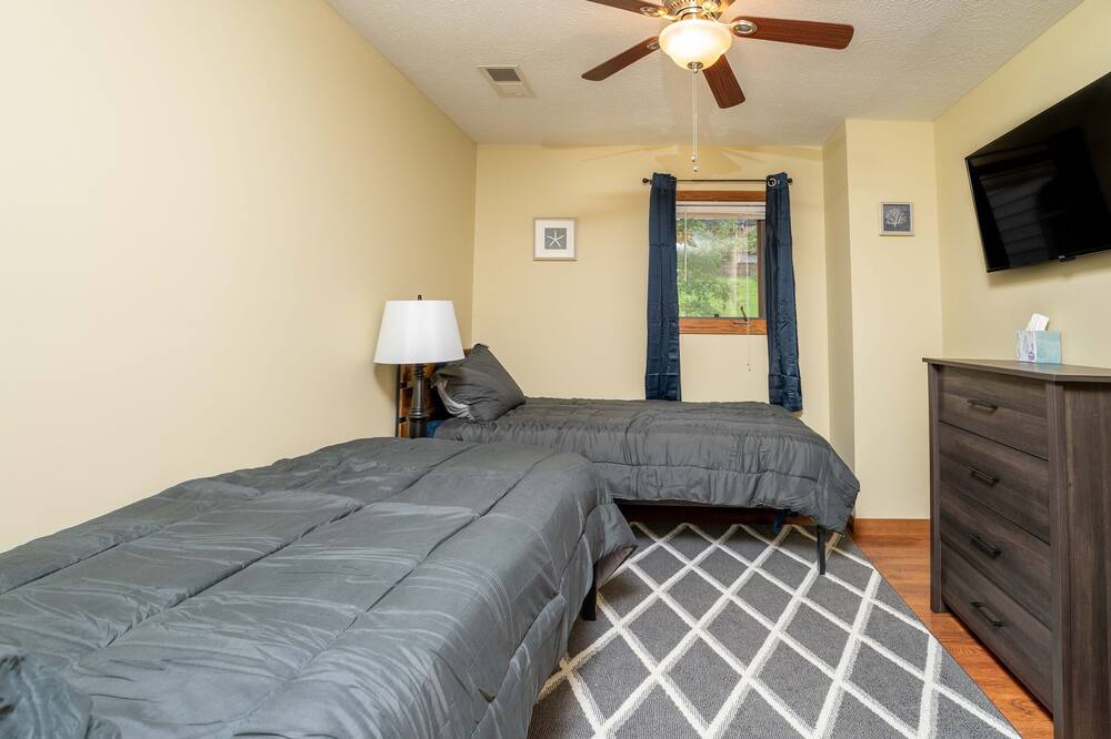 Photo of Bedroom in Cheat Lake