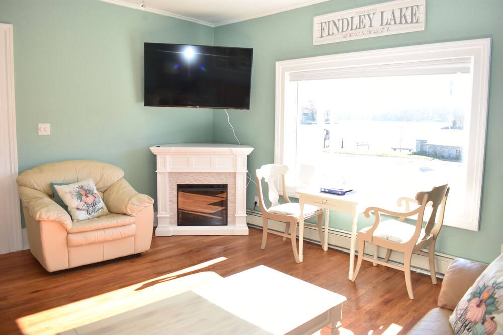 Photo of Livingroom in Findley Lake