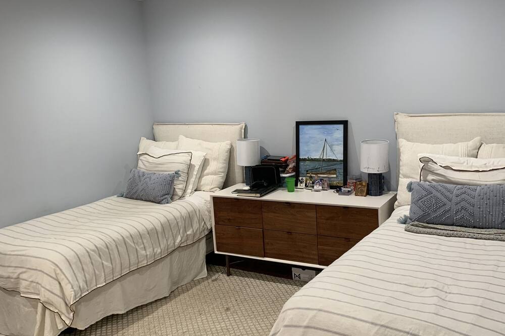 Photo of Bedroom in Teaneck