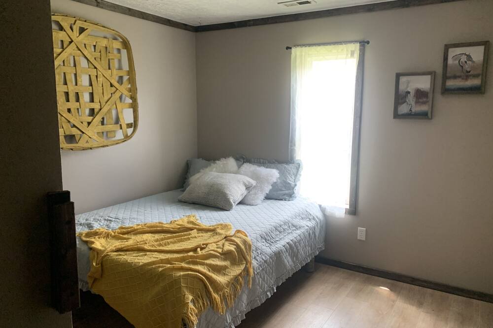 Photo of Bedroom in Rush