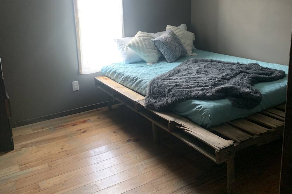 Photo of Bedroom in Rush
