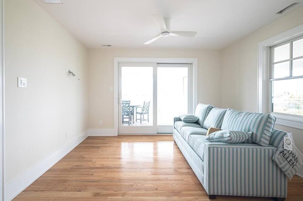Photo of Livingroom in Admiral Estates