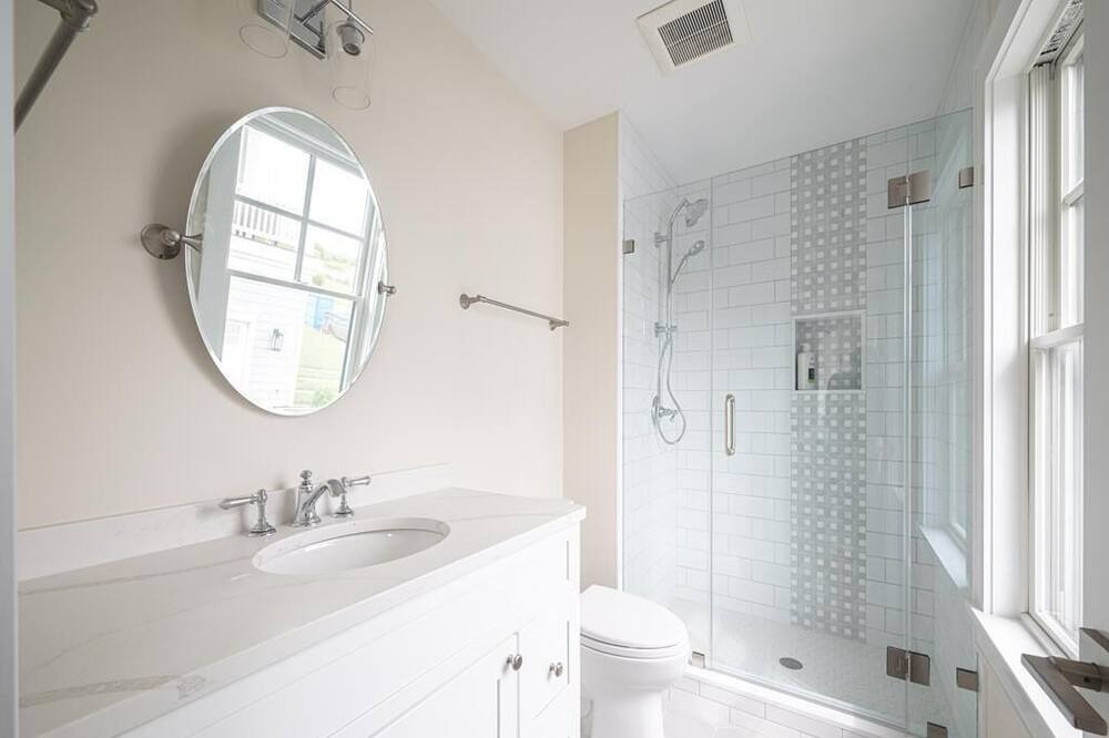 Photo of Bathroom in Admiral Estates