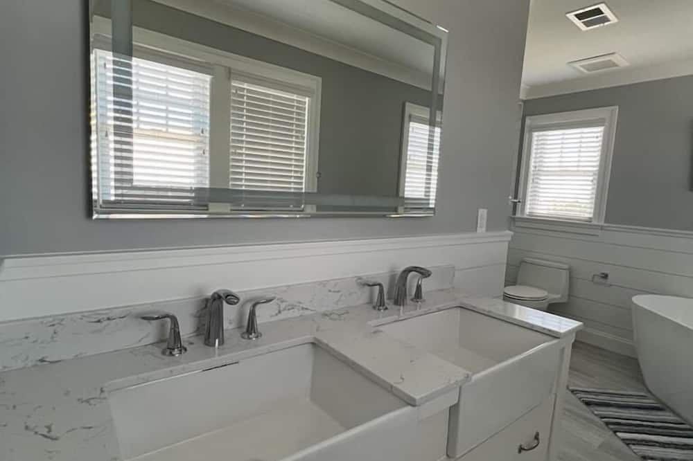 Photo of Bathroom in Beach Haven Terrace