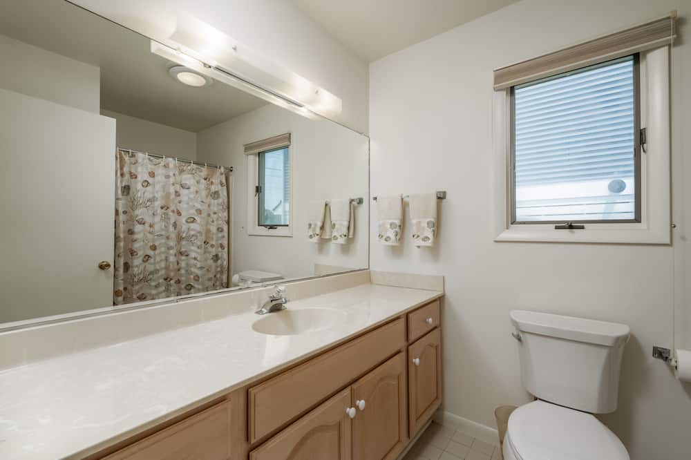 Photo of Bathroom in South Bethany Harbor