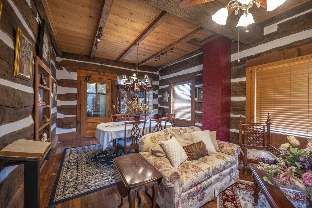 Photo of Livingroom in Winesburg
