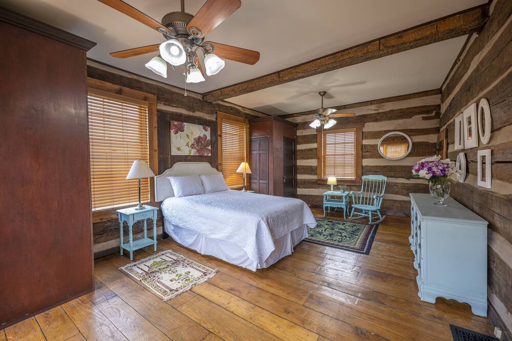 Photo of Bedroom in Winesburg