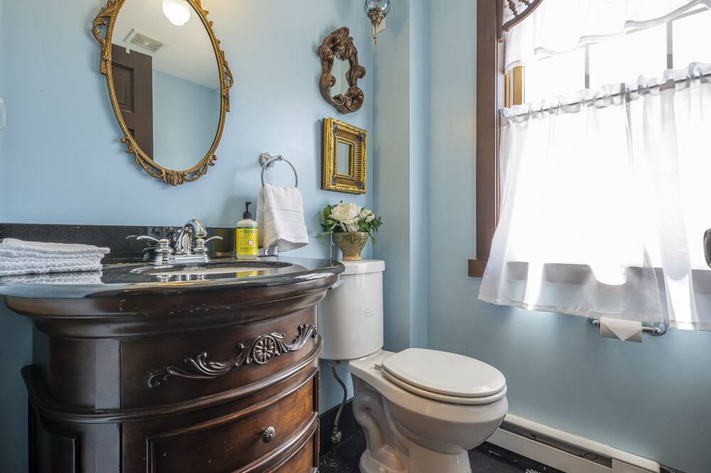 Photo of Bathroom in Winesburg