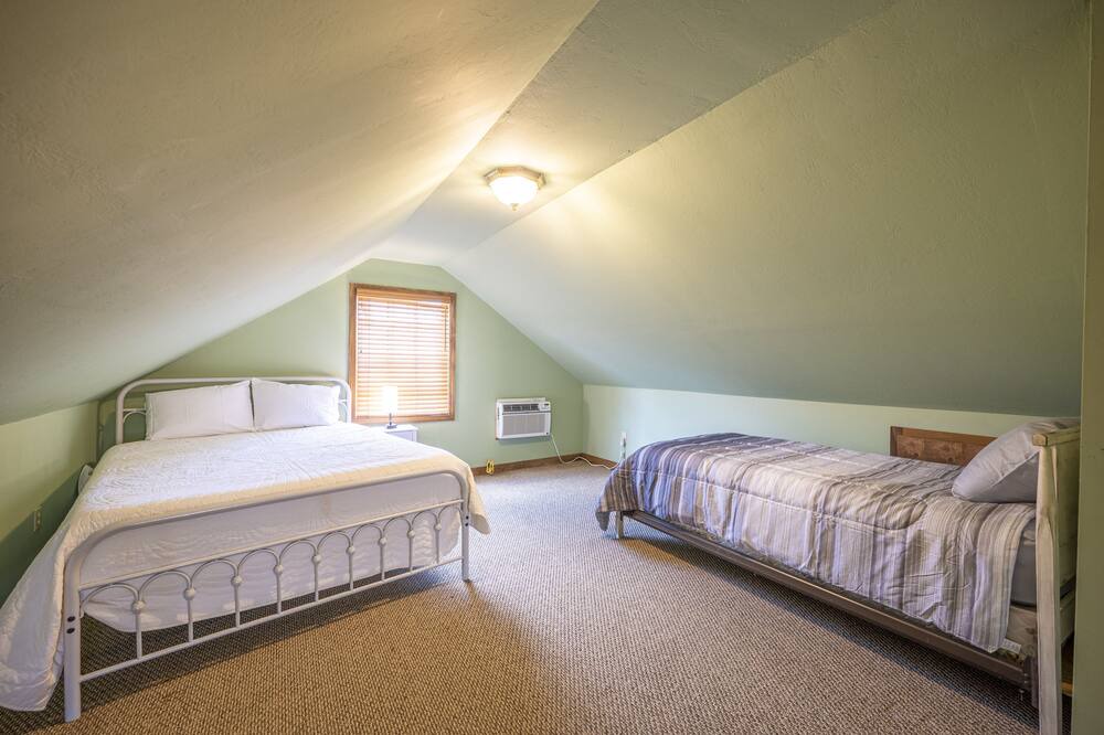 Photo of Bedroom in Winesburg