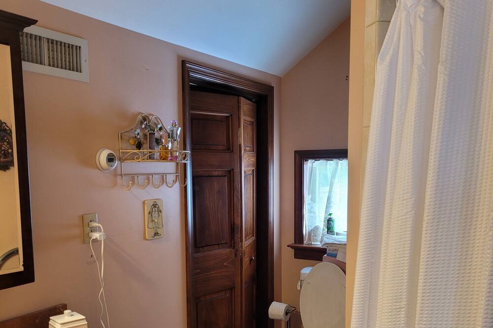Photo of Bathroom in Butztown