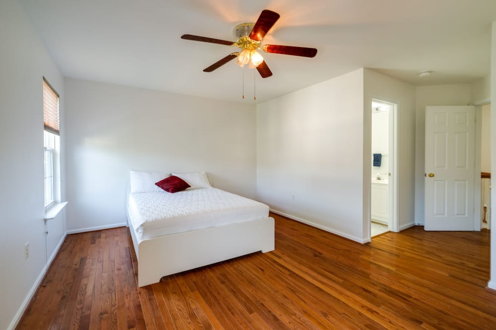 Photo of Bedroom in Lorton