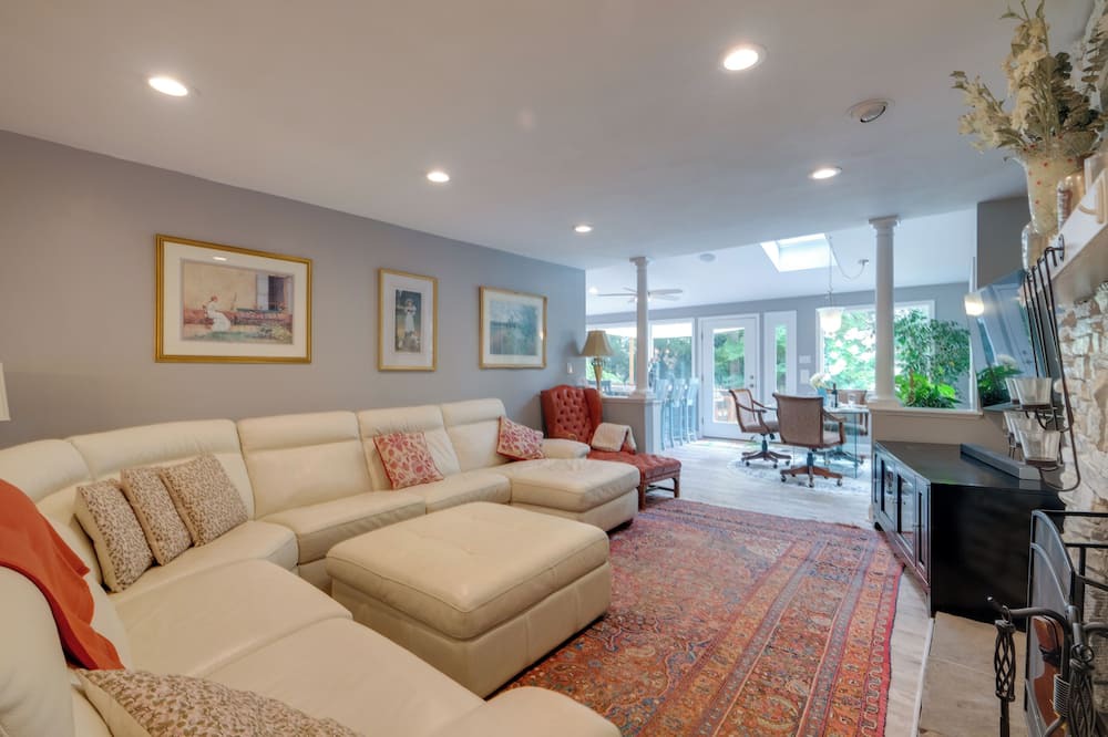 Photo of Livingroom in West Friendship