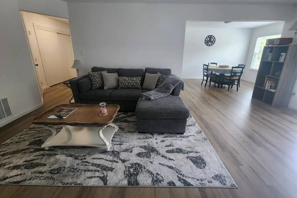 Photo of Livingroom in Neptune City
