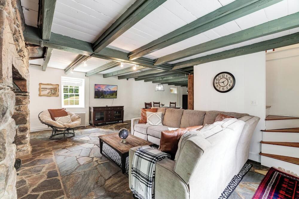 Photo of Livingroom in Round Hill