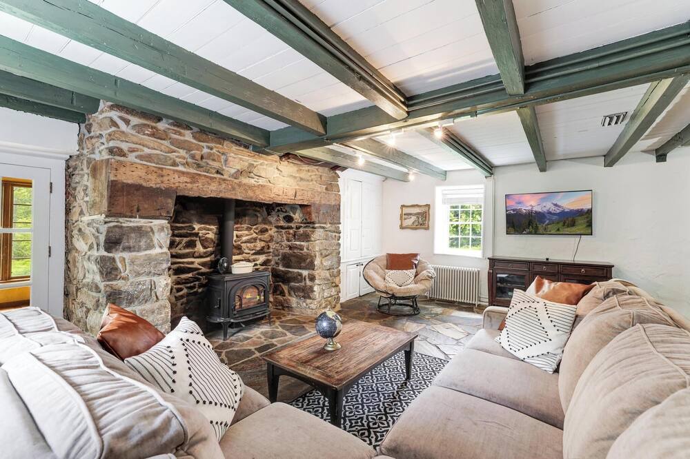 Photo of Livingroom in Round Hill