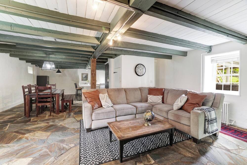 Photo of Livingroom in Round Hill