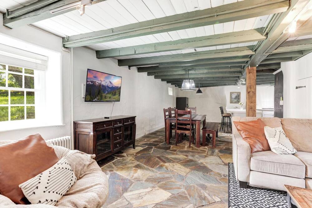 Photo of Livingroom in Round Hill