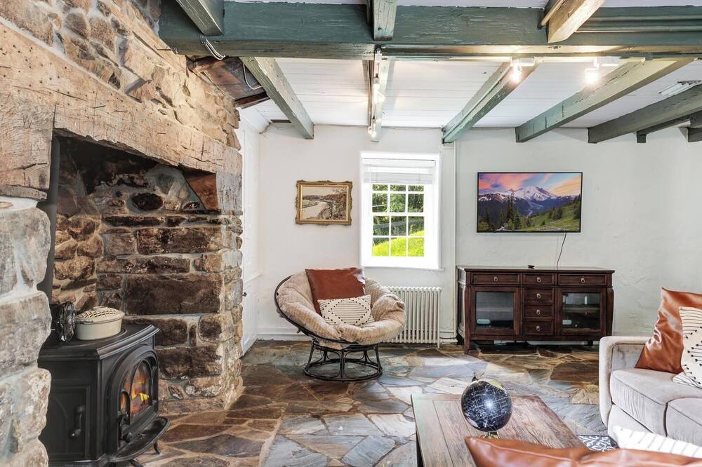 Photo of Livingroom in Round Hill