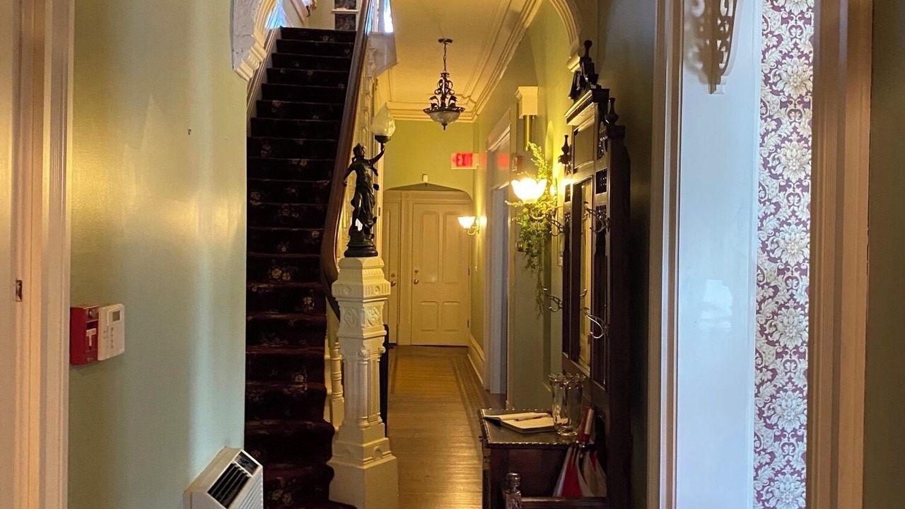 Photo of Livingroom in East Liverpool