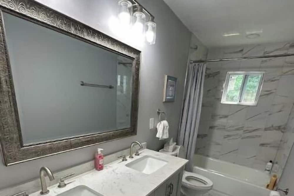 Photo of Bathroom in Lochearn