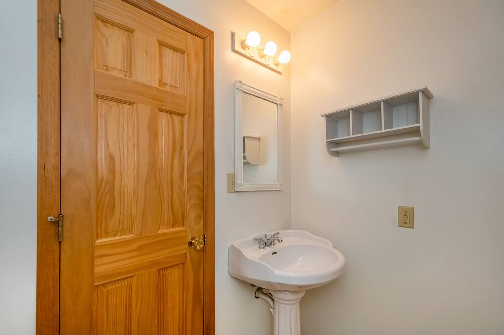 Photo of Bathroom in North Glade Hills