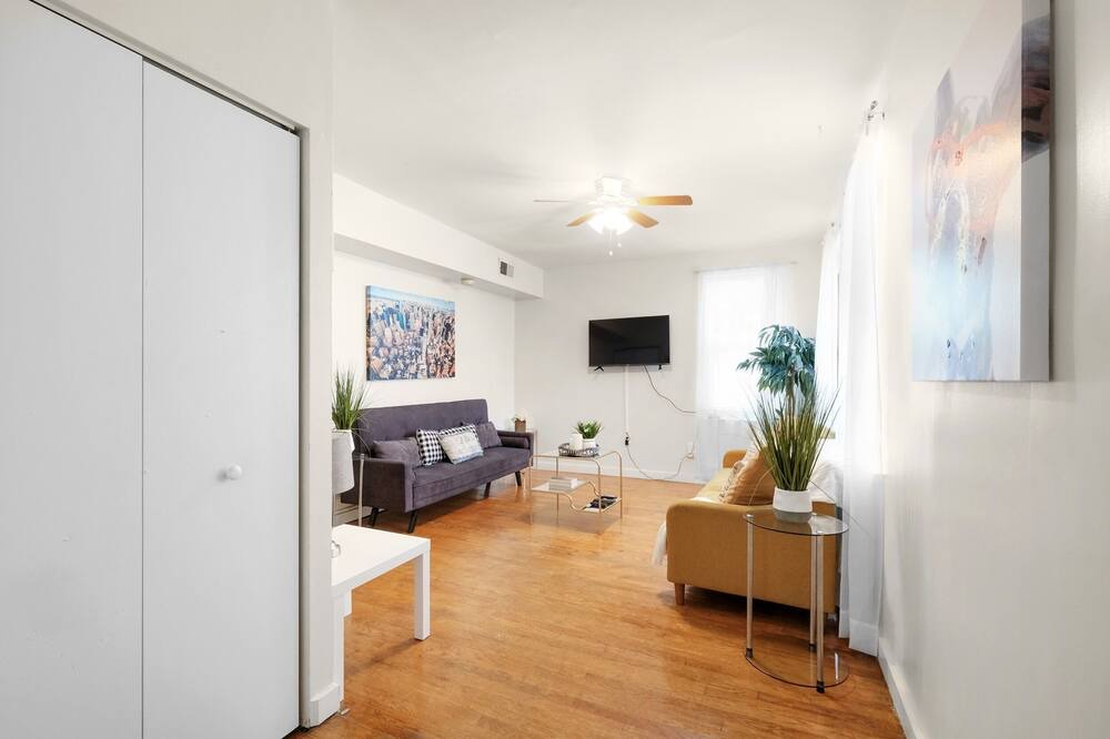 Photo of Livingroom in Graduate Hospital