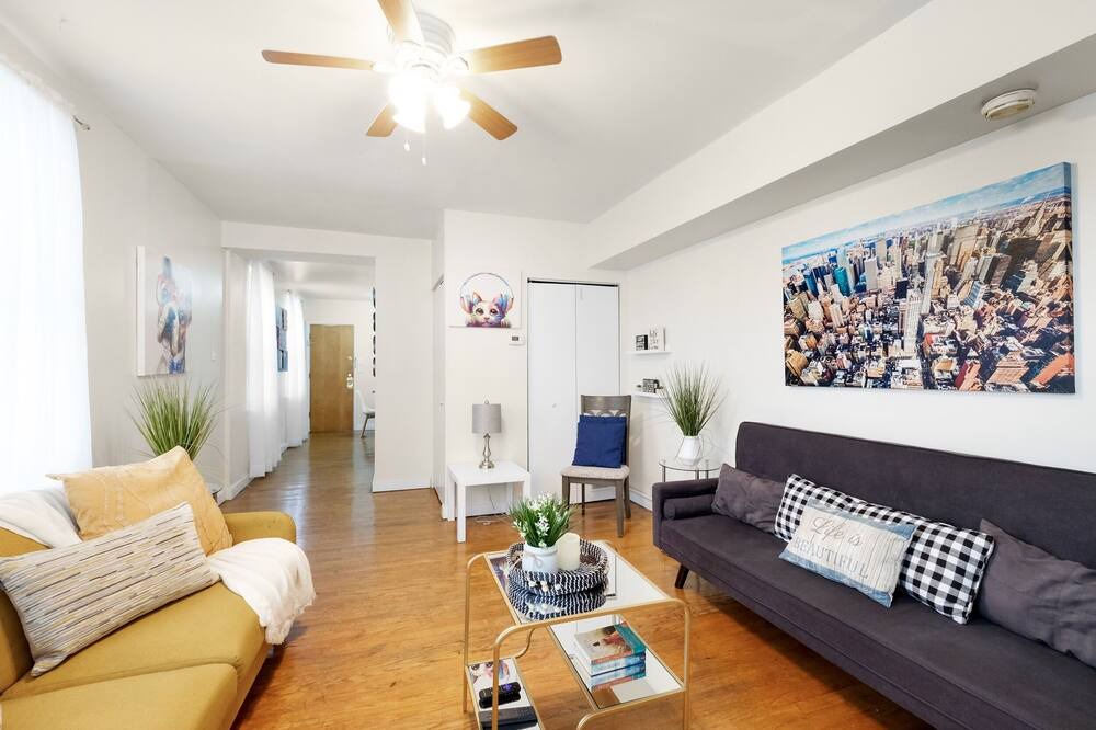 Photo of Livingroom in Graduate Hospital