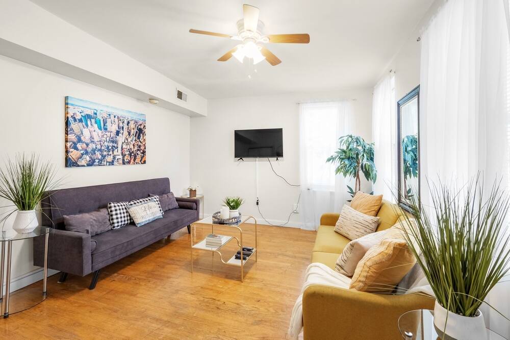 Photo of Livingroom in Graduate Hospital