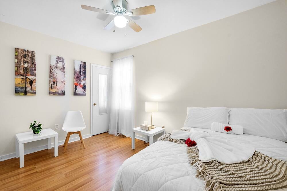 Photo of Livingroom in Graduate Hospital