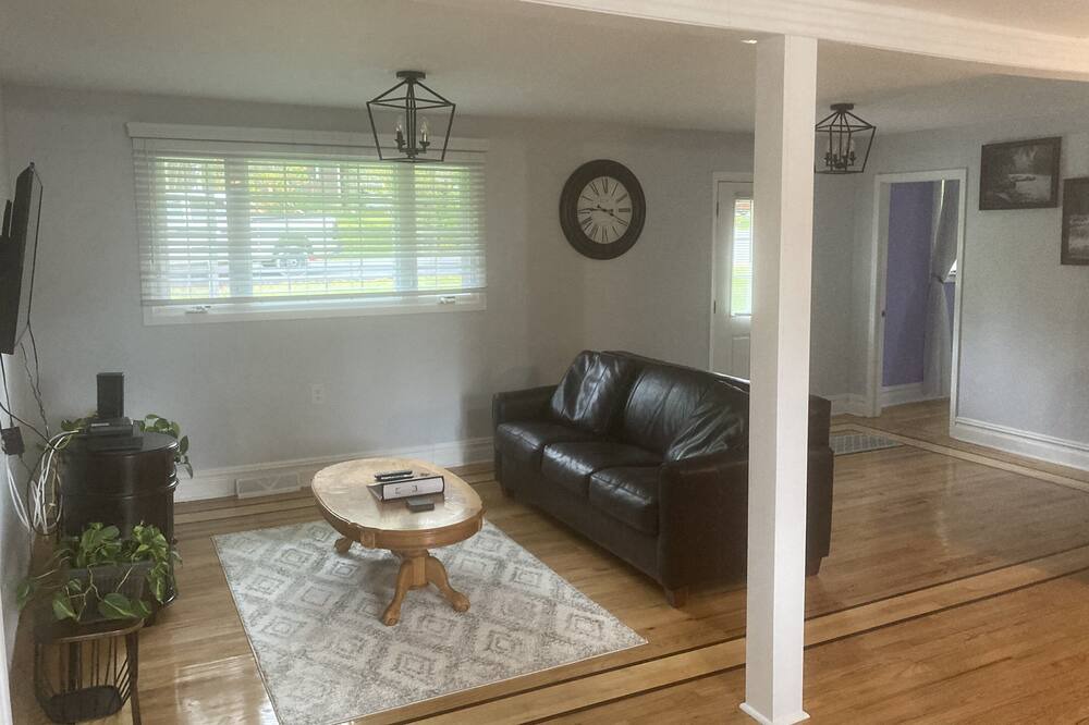 Photo of Livingroom in Monticello