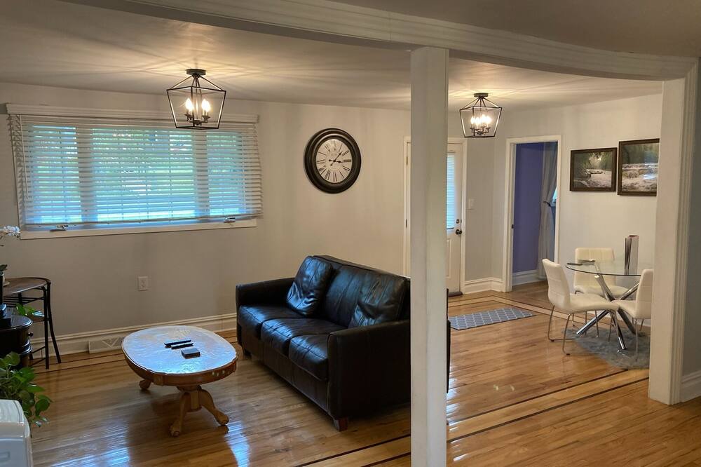 Photo of Livingroom in Monticello