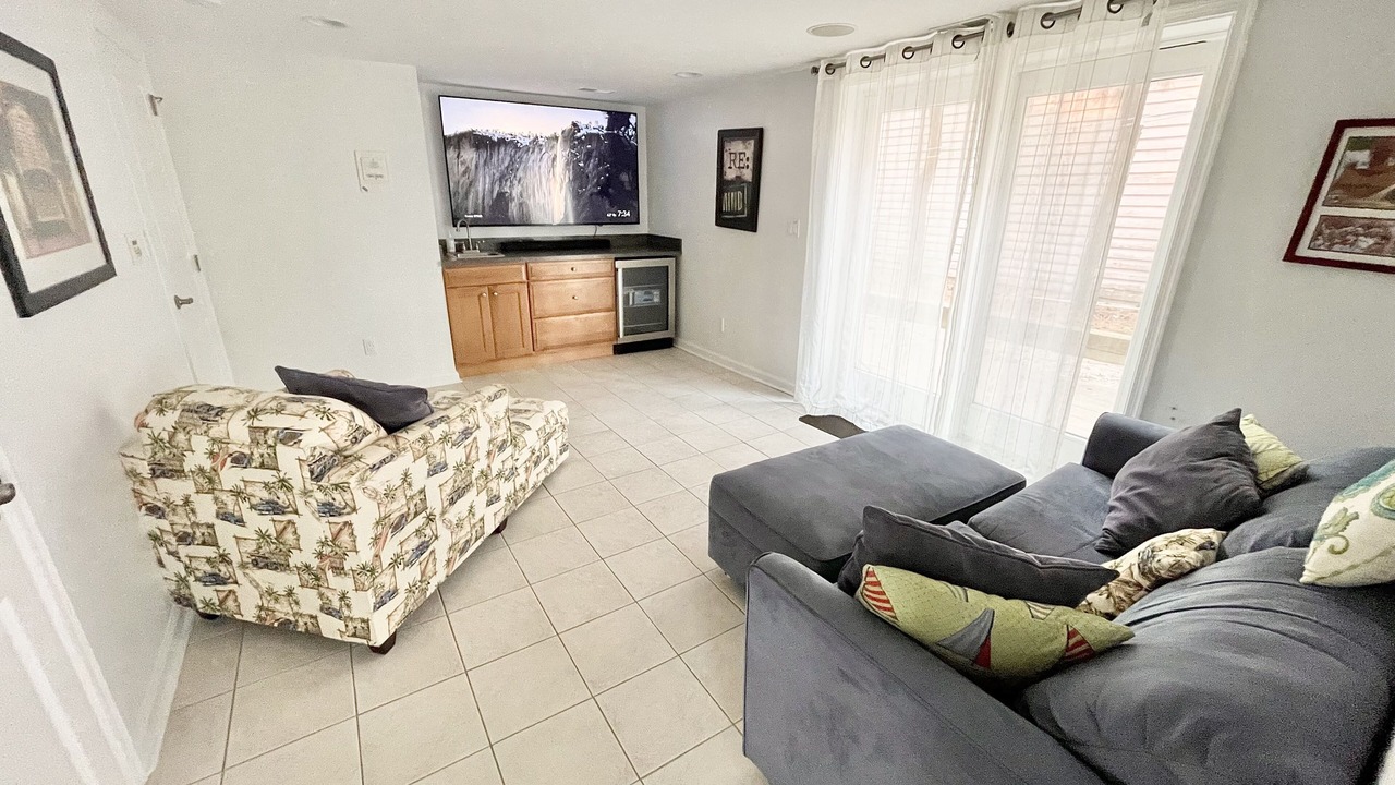 Photo of Livingroom in Town Bank