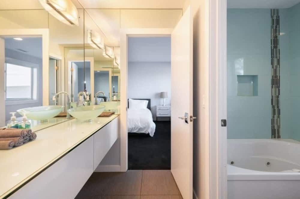 Photo of Bathroom in Piermont