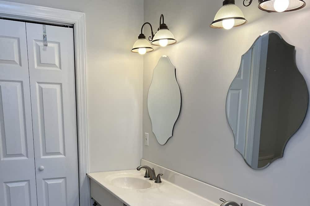 Photo of Bathroom in Green Creek