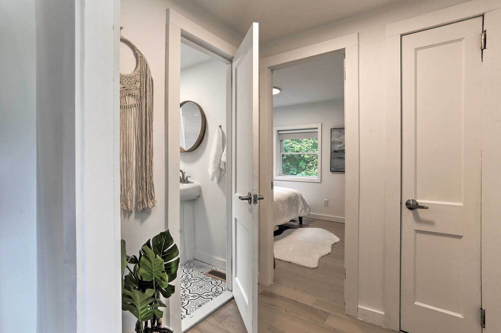 Photo of Bathroom in Swan Lake
