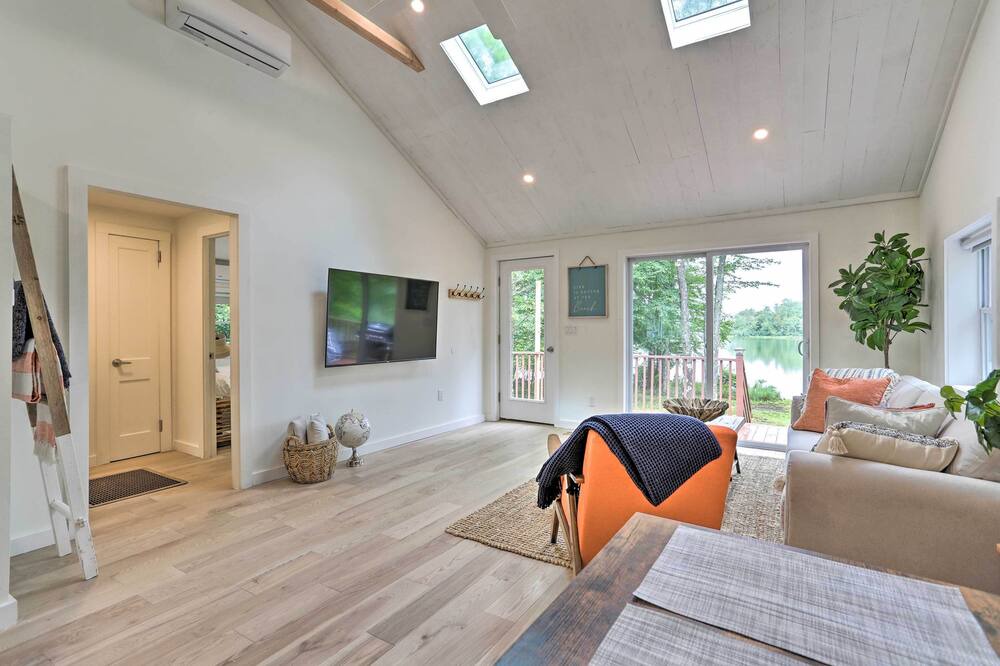 Photo of Livingroom in Swan Lake