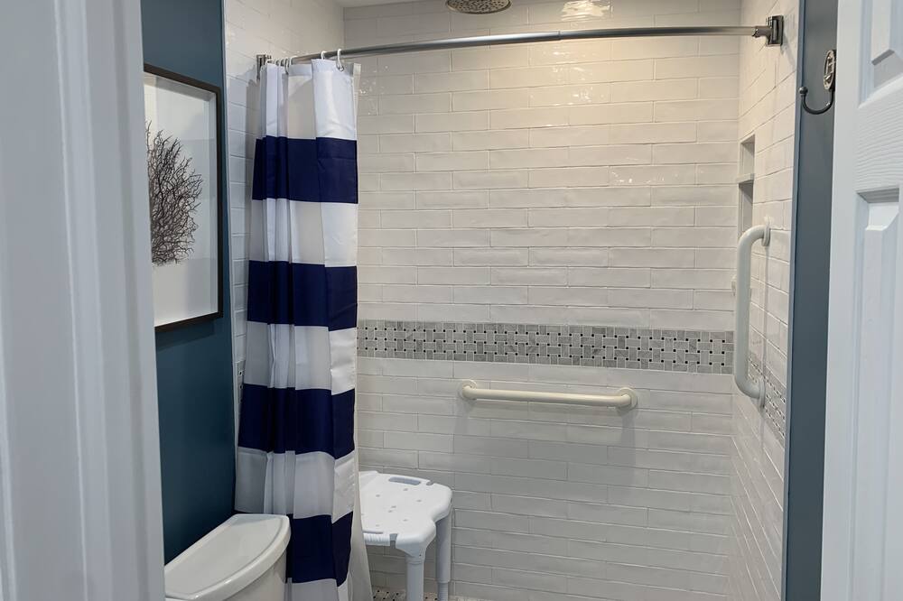 Photo of Bathroom in Admiral Estates