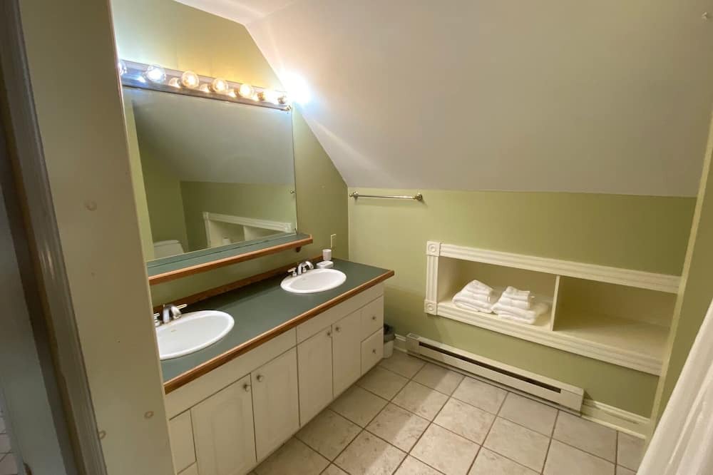 Photo of Bathroom in Hummels Wharf