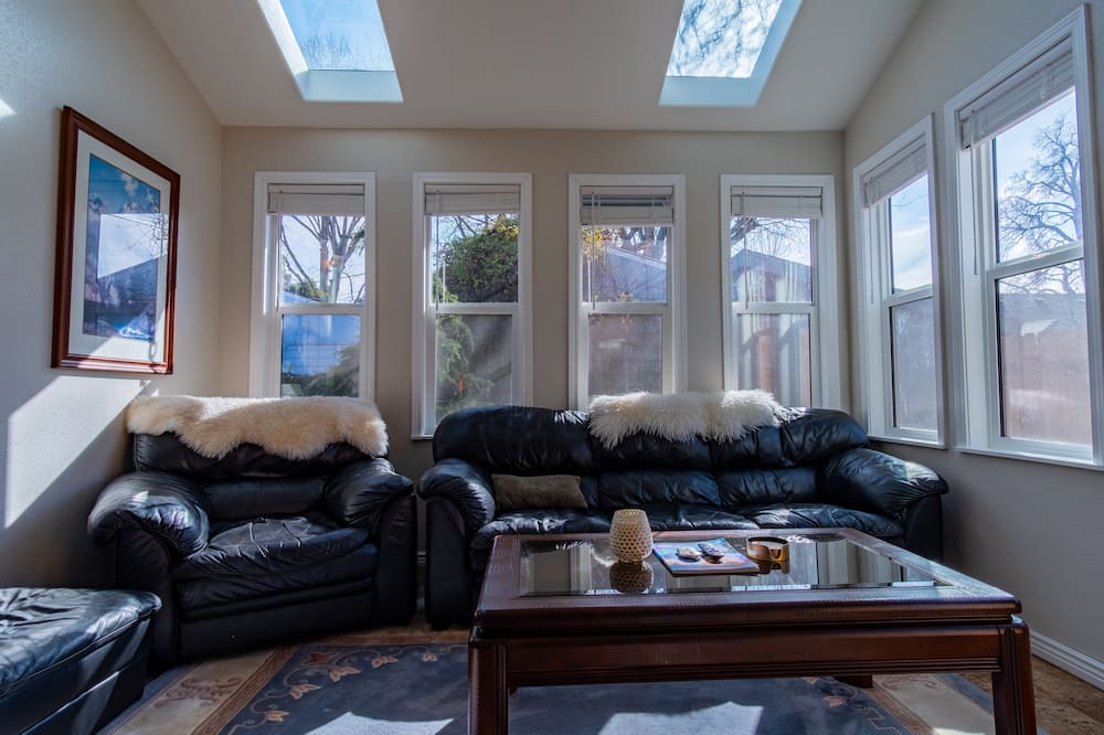 Photo of Livingroom in Depot Bench
