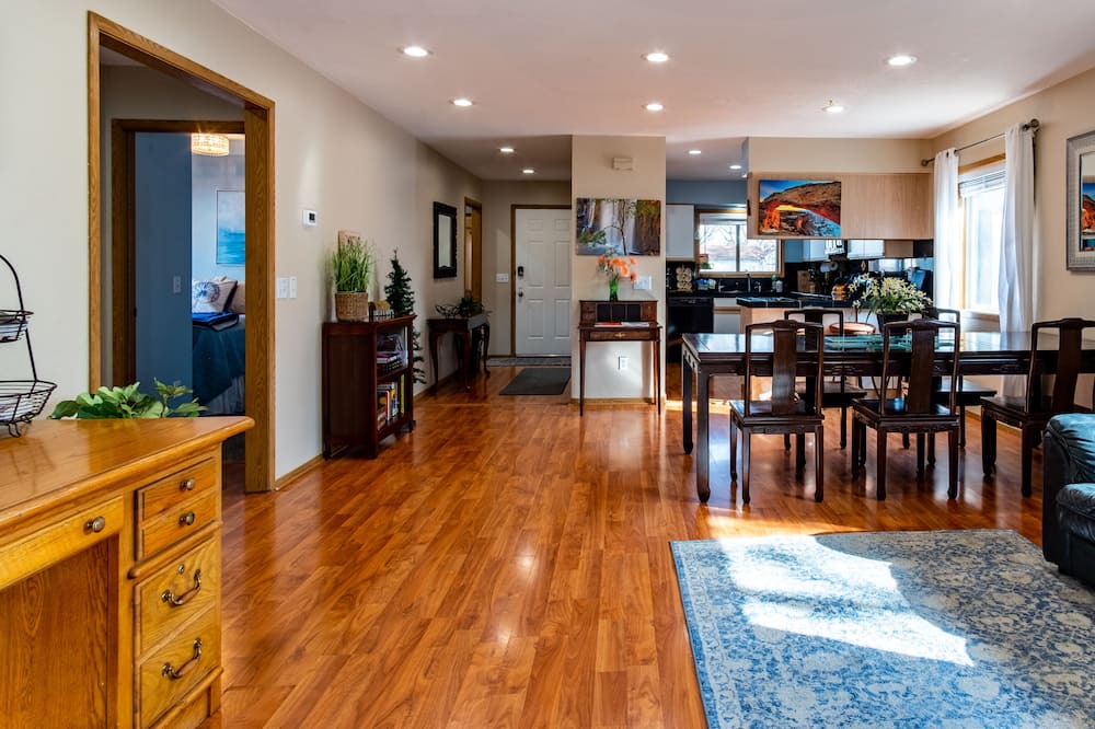 Photo of Livingroom in Depot Bench