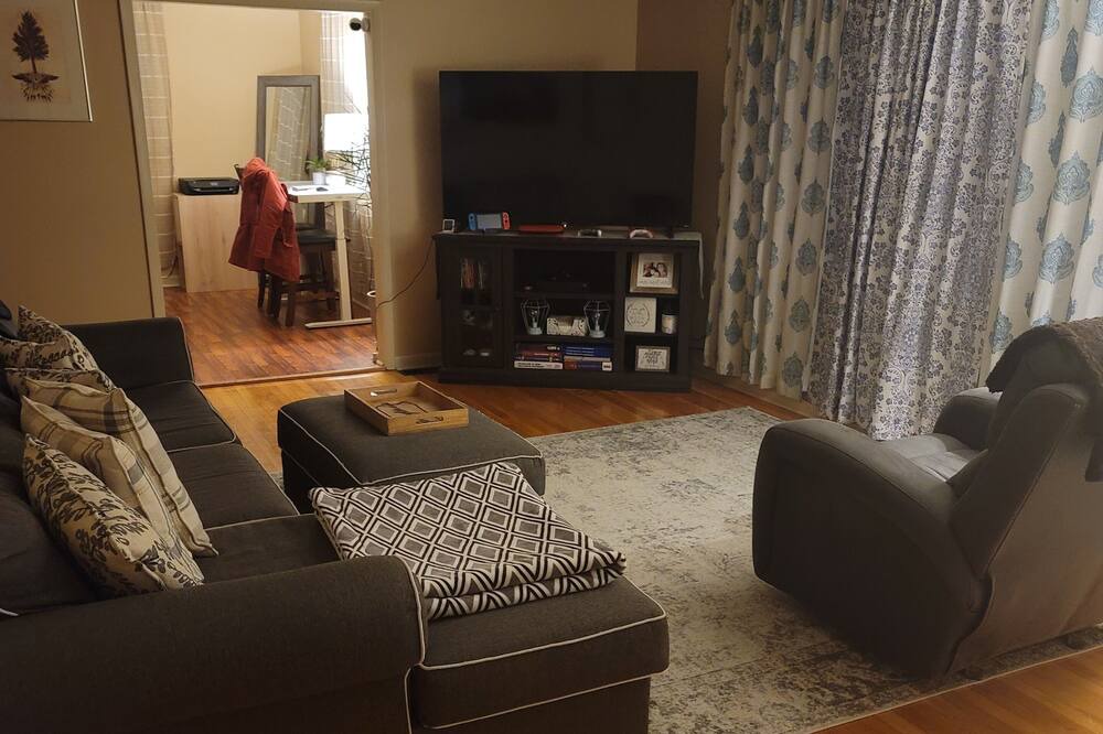 Photo of Livingroom in State College