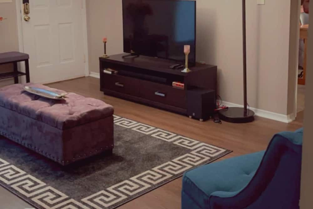 Photo of Livingroom in Summit Station