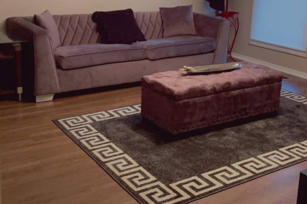 Photo of Livingroom in Summit Station