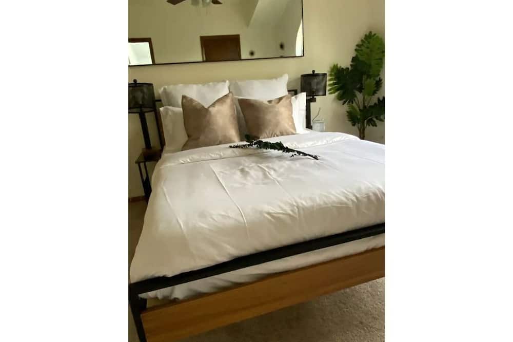 Photo of Bedroom in Lake Mohawk